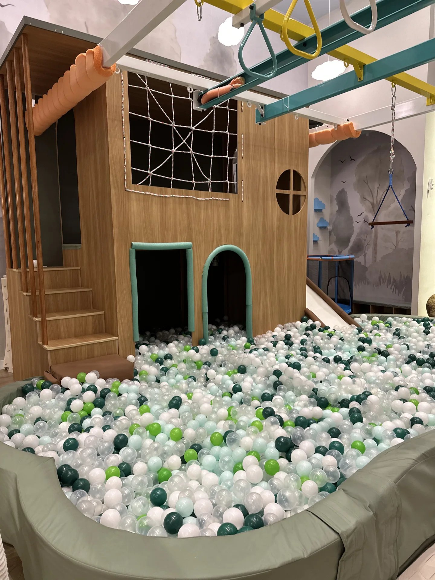 Piscina de bolinhas gigante e casa na árvore do playground FaçaAmigos